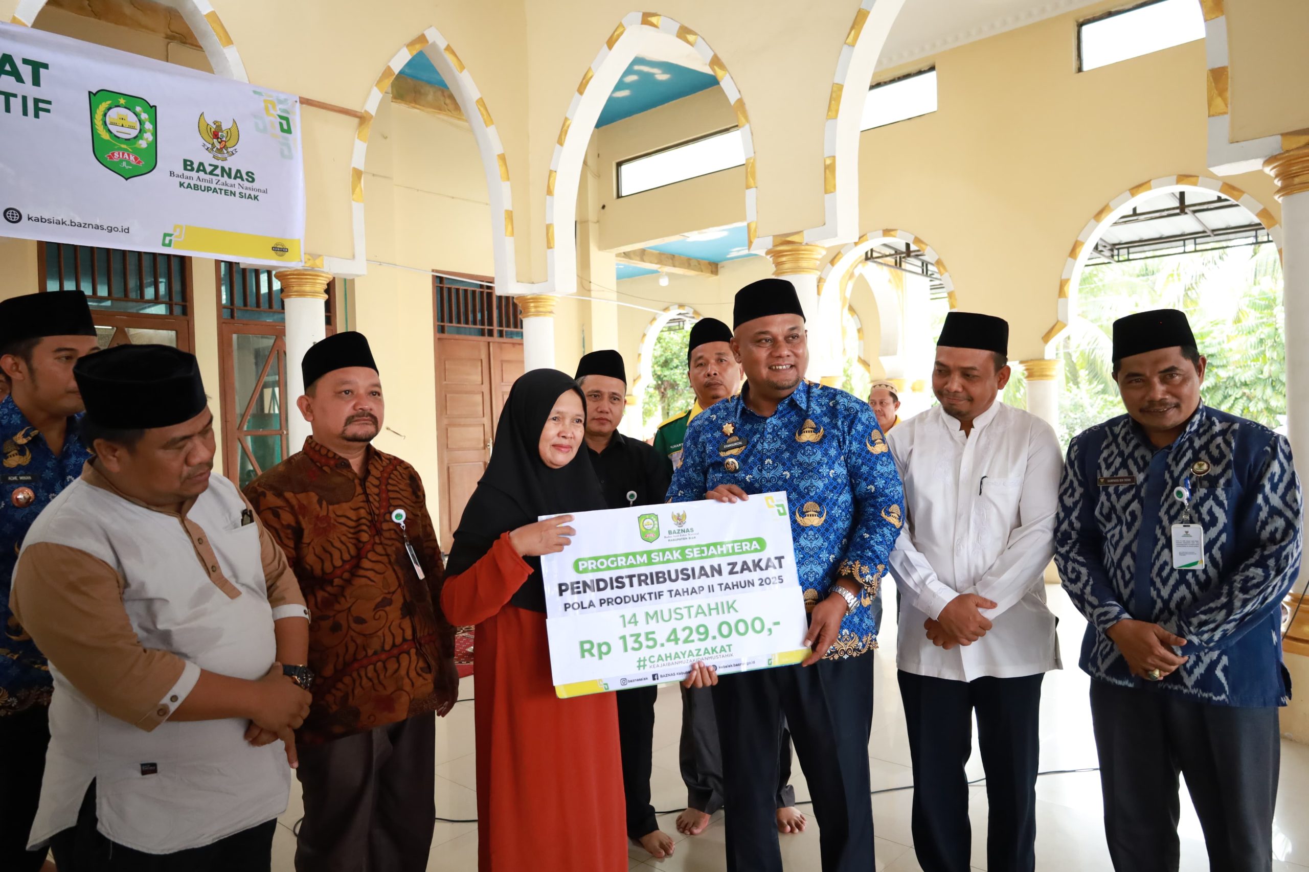 Wakil Bupati Siak Serahkan Bantuan Zakat Konsumtif Tahap II Tahun 2025 di Kecamatan Siak